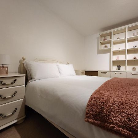 Elmdon House With 4 Spacious Bedrooms To Choose Birmingham Eksteriør billede