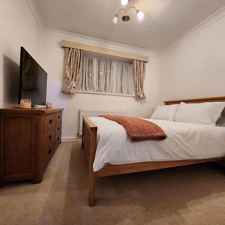 Elmdon House With 4 Spacious Bedrooms To Choose Birmingham Eksteriør billede