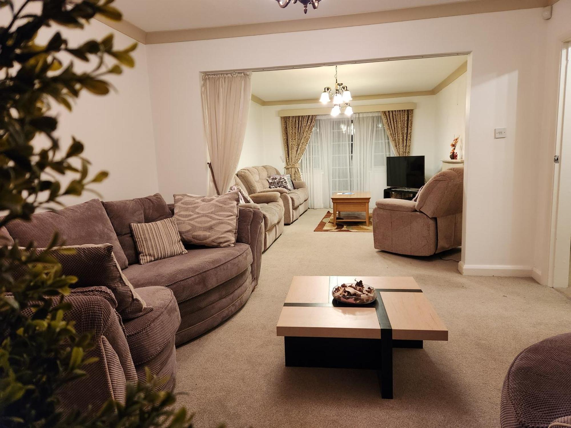 Elmdon House With 4 Spacious Bedrooms To Choose Birmingham Eksteriør billede